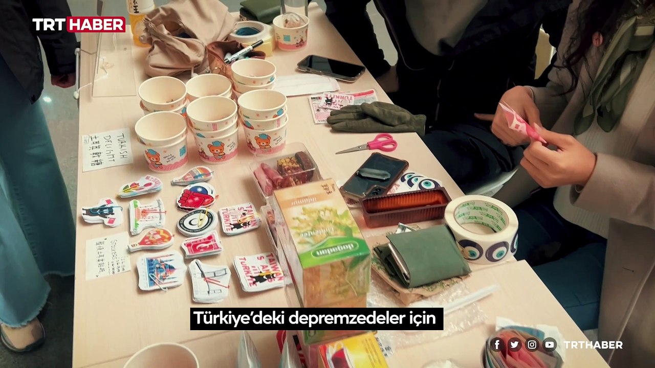Tayvan'da öğrenciler depremzedeler için stant kurdu