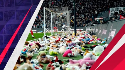 Dukung Anak Korban Gempa, Suporter Besiktas Lempar Boneka ke Lapangan