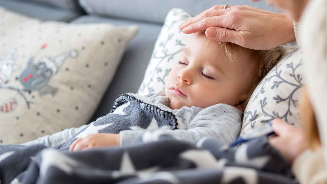 Fieberkrampf bei Kindern: Was ihn auslöst und was man tun sollte