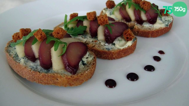 Tartine gourmande entre la poire et le fromage Saint Agur