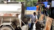 अलवर सरस डेयरी में टैंकर का मिलावटी दूध ऐसे नाले में बहा दिया,देखे वीडियो