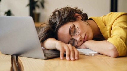 Powernap in der Mittagspause: Darum solltest du täglich ein Nickerchen machen