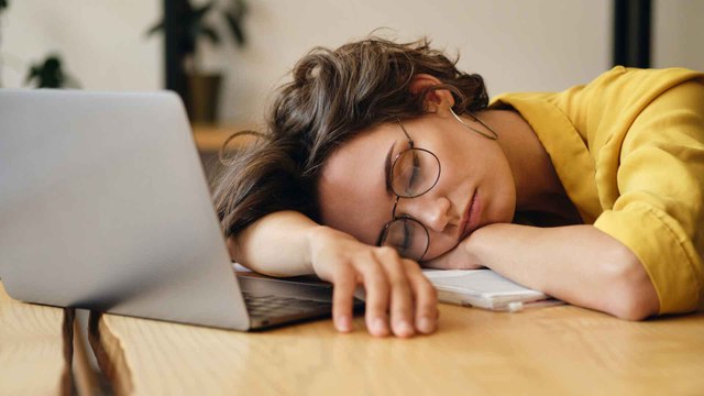 Powernap in der Mittagspause: Darum solltest du täglich ein Nickerchen machen