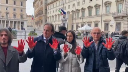 Migranti, flash-mob dei Verdi: il governo ha le mani insanguinate