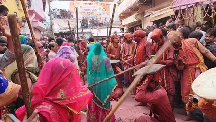 घूंघट की ओट में इस कदर पड़ी लाठियां...हुरियारे करने लगे विनती...अब माफ भी कर दै भाभी