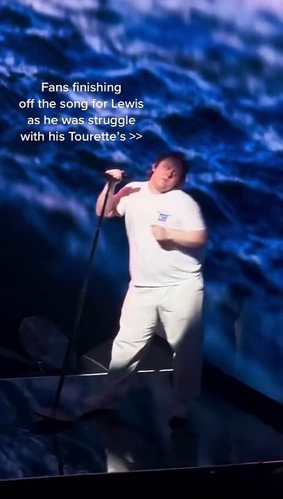 Καπάλντι: Εμφάνισε στη σκηνή τα «τικ» του- Οι fans του συνέχισαν το τραγούδι: Συγκλονιστικό βίντεο!