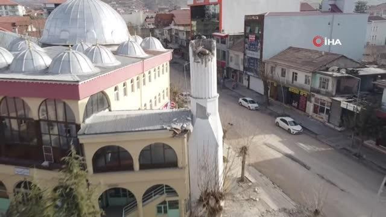 Yıkılan cami minaresi apartmanı ikiye böldü