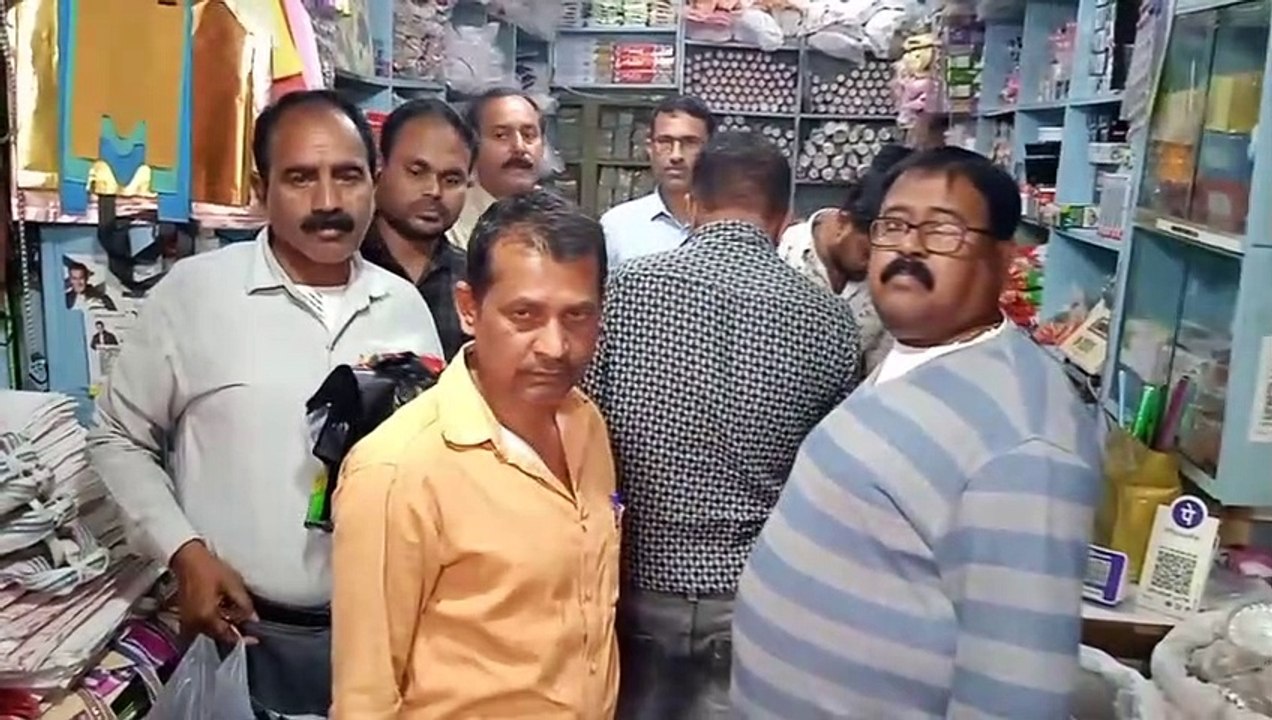 Video Story -अमानक पॉलिथिन पर प्रतिबंध लगाने टीम ने दी दबिश, दुकानों से जब्त की पॉलिथिन