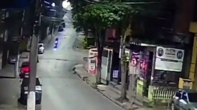 Vídeo: Guarda Municipal presencia roubo de celular e mata assaltantes