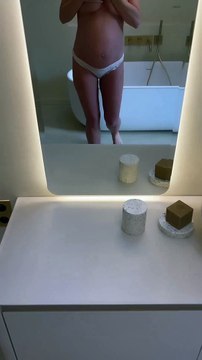 Lundi 27 février 2023, elle a notamment posté une vidéo d'elle, à moitié nue.Cindy Poumeyrol se dévoile enceinte et presque nue sur Instagram.