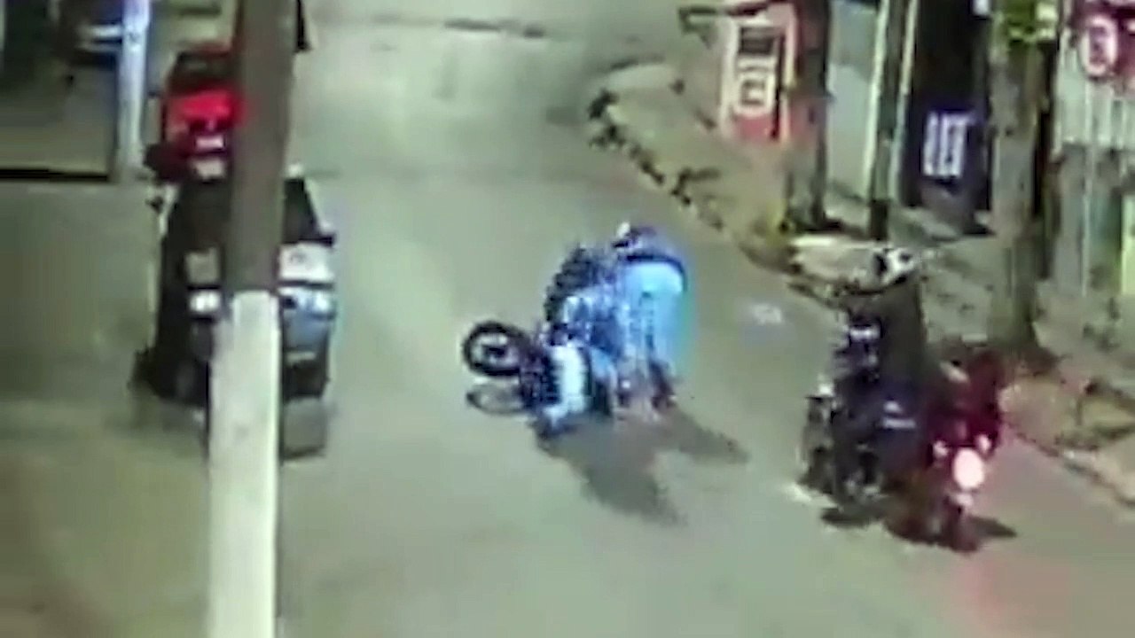 Vídeo com imagens fortes: Guarda civil presencia assalto e mata a tiros os criminosos
