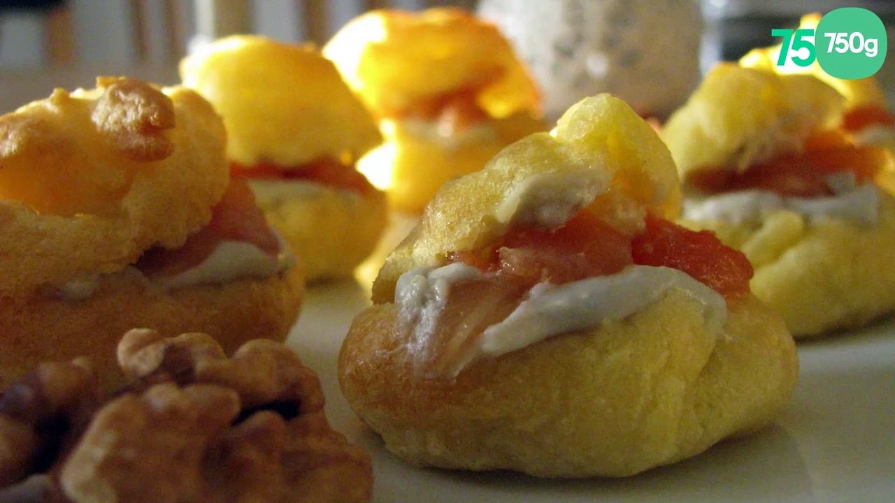 Petits choux farcis à la crème de roquefort, noix et saumon fumé