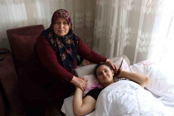 Yaralı depremzedeye ve bebeğine evini açtı, anne şefkatiyle bakıyor