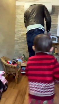 Une excellente idée puisque Marius semble ravi de ce beau cadeau, sur lequel il se précipite ! Tu vas pouvoir nous faire à manger matin, midi et soir , se réjouit sa mère Marius reçoit un cadeau de la part de ses parents