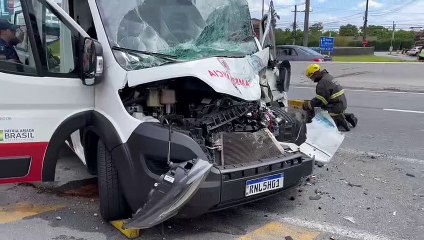 Socorristas são levados a hospital após baterem com ambulância em SC