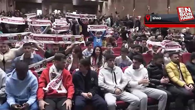 Sivasspor Teknik Direktörü Çalımbay ve futbolcular, depremzede çocuklarla buluştu
