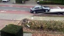 Homem Filmava Vizinho a Descarregar o Novo Audi Quando Tem Uma Surpresa