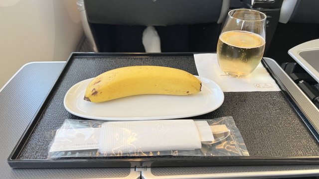 Airline Passenger Says He Was Served a Single Banana as the Entire 'Vegan Meal'