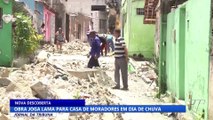 Obra joga lama para casa de moradores em dia de chuva.