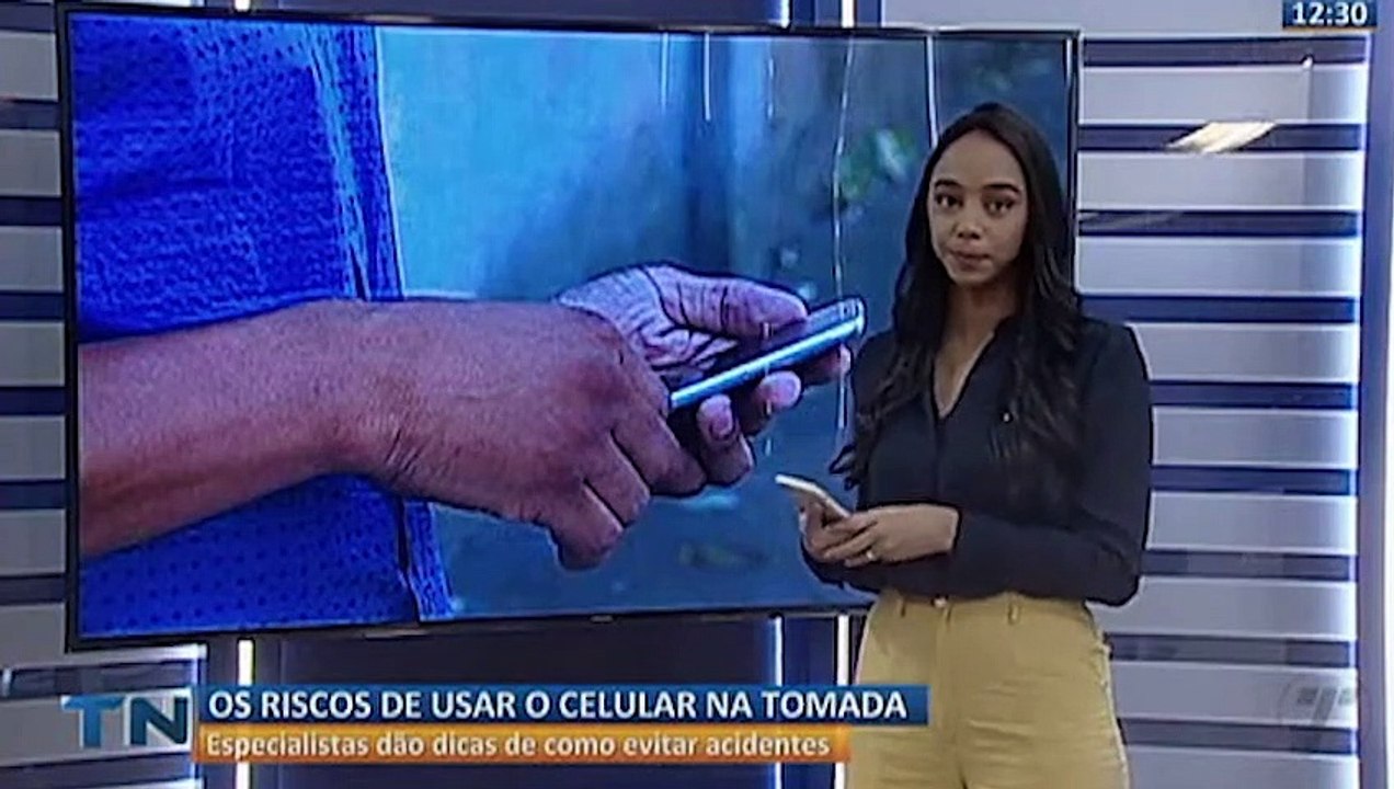Os riscos do uso do celular na tomada