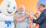 Lula abre campanha nacional pela vacinação e toma dose bivalente aplicada por Geraldo Alckmin