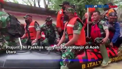 Prajurit TNI Paskhas Evakuasi Warga Terisolir Banjir di Aceh Utara
