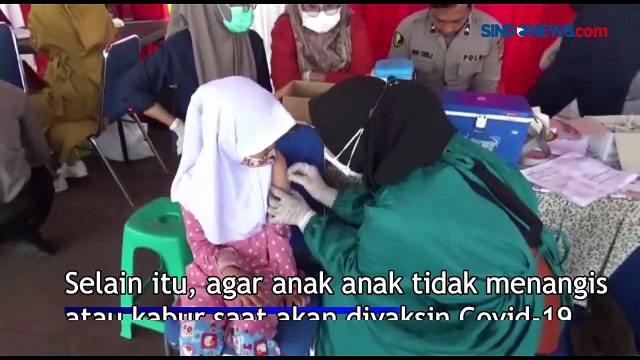 Badut Hibur Anak-anak di Cimahi Agar Tak Menangis dan Takut Divaksinasi