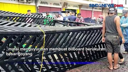 Hujan Angin, Billboard Raksasa di Bogor Roboh Timpa Puluhan Motor