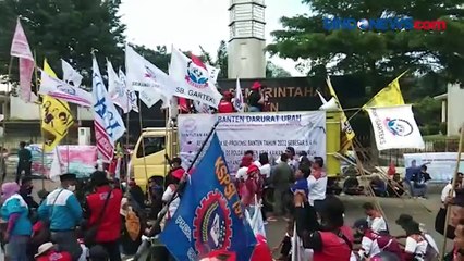 Download Video: Tuntut Revisi UMK, Ribuan Buruh dan Mahasiswa Kepung Kantor Gubernur Banten