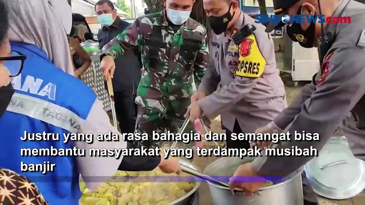 Bantu Korban Banjir Bungo, Kapolres Bungo dan Dandim Bute jadi Juru Masak