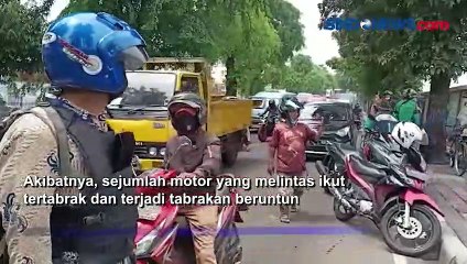 Sopir Mengantuk, Minibus Tabrak Trotoar di Jalan Raya Bekasi Timur
