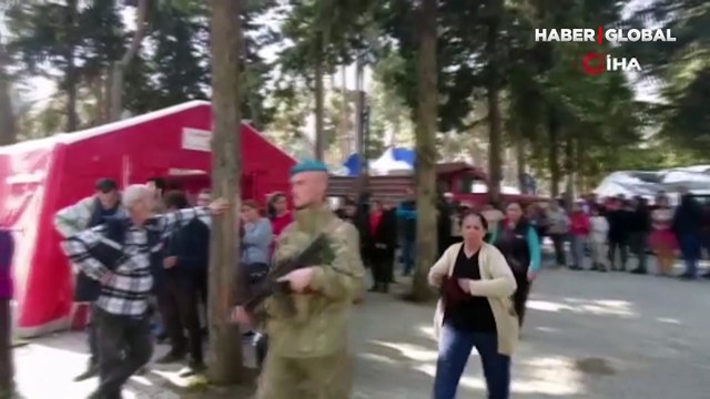 Ünlü şef Mehmet Yalçınkaya, MSB'nin depremzedeler için kurduğu sahra mutfağında