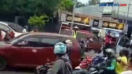 Скачать видео: Tabrak Lari, Pengemudi Mobil di Cirebon Dihakimi Massa