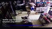 Penjaga Ruko Tertidur, Aksi Maling Gasak Motor dan Ponsel di Kota Bekasi Terekam CCTV