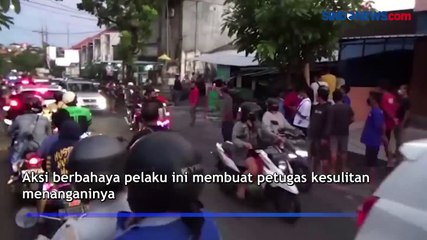 Download Video: Warga Ngamuk di Denpasar Bawa Sajam, Polisi Lumpuhkan dengan Gas Air Mata