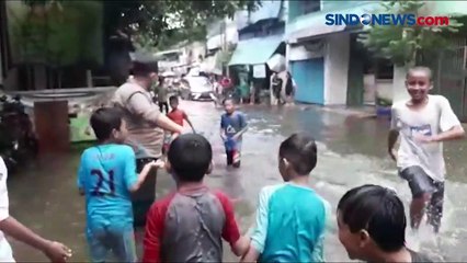 Banjir di Pademangan Barat Jadi Arena Berenang Anak-Anak