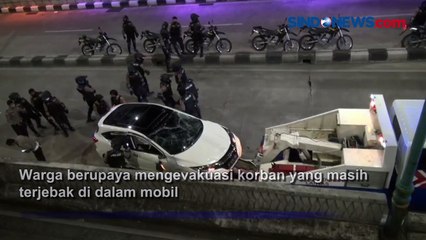 Download Video: Tabrak Pembatas Jalan, Mobil Terguling