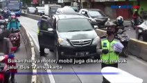 Hindari Razia, Puluhan Pengendara Motor Lawan Arus di Jalur Bus Transjakarta