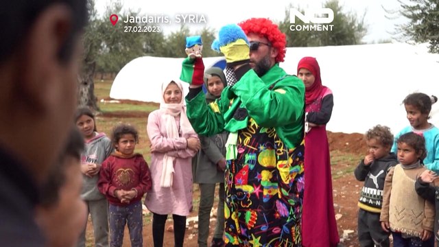 بدون تعليق: في محاولة لإسعادهم.. مهرج يرسم الابتسامة على وجوه أطفال مدينة جنديرس التي دمرها الزلزال