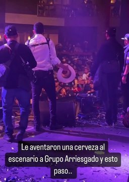 Lanzan botellazo a vocalista de Grupo Arriesgado, así reaccionó