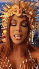 Anitta leva figurinos de carnaval para NY e faz mistério sobre novo projeto