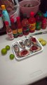 preparando ostiones con limon salsa chile tajin marisco fresco recien pescado