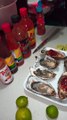 ostiones marisco fresco preparados con limon y salsa de chile con tajin exelente y nutritiva comida alimento de el mar