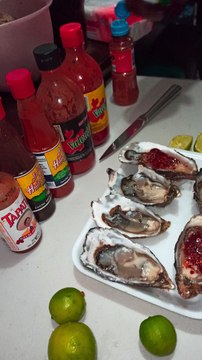 ostiones marisco fresco preparados con limon y salsa de chile con tajin exelente y nutritiva comida alimento de el mar