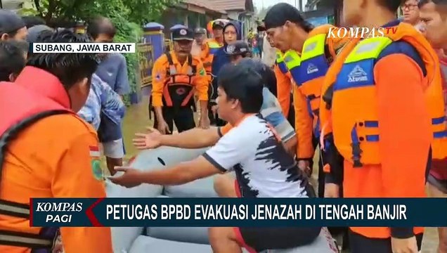 Banjir Subang: Petugas BPBD Evakuasi Warga yang Meninggal Gunakan Perahu Karet