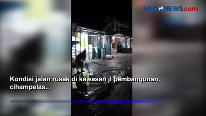 Kesal Jalan Semakin Rusak, Warga Tebar Ikan Lele  di Kubangan Air