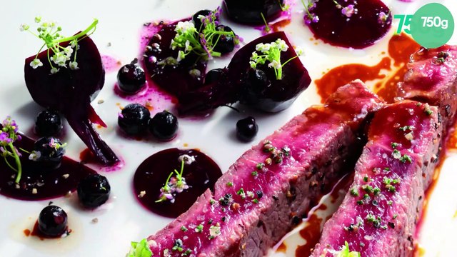 Entrecôte de bœuf saignante aux betteraves acidulées, baies de cassis, oignon rouge et tuile au poivre long