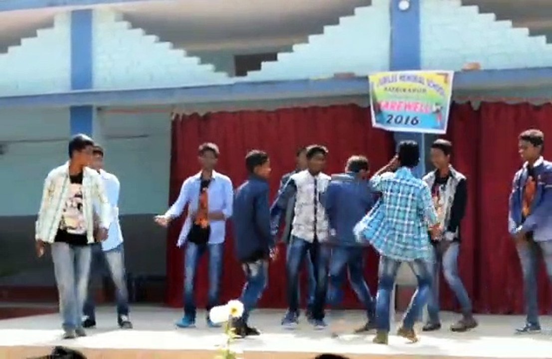 इंग्लिश मीडियम स्कूल की यह हालत देखकर आप हैरान हो जाएंगे। देखिए स्कूल में छात्रों ने क्या किया?अंबिकापुर के स्कूल में 10वीं कक्षा के बच्चों को विदाई दी गई ।