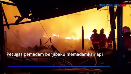 Dini Hari Ratusan Bangunan Semi Permanen Terbakar di Jakarta Barat