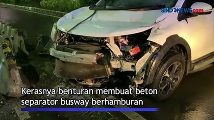 Ngebut, Mobil Sedan Tabrak Separator Busway di Grogol